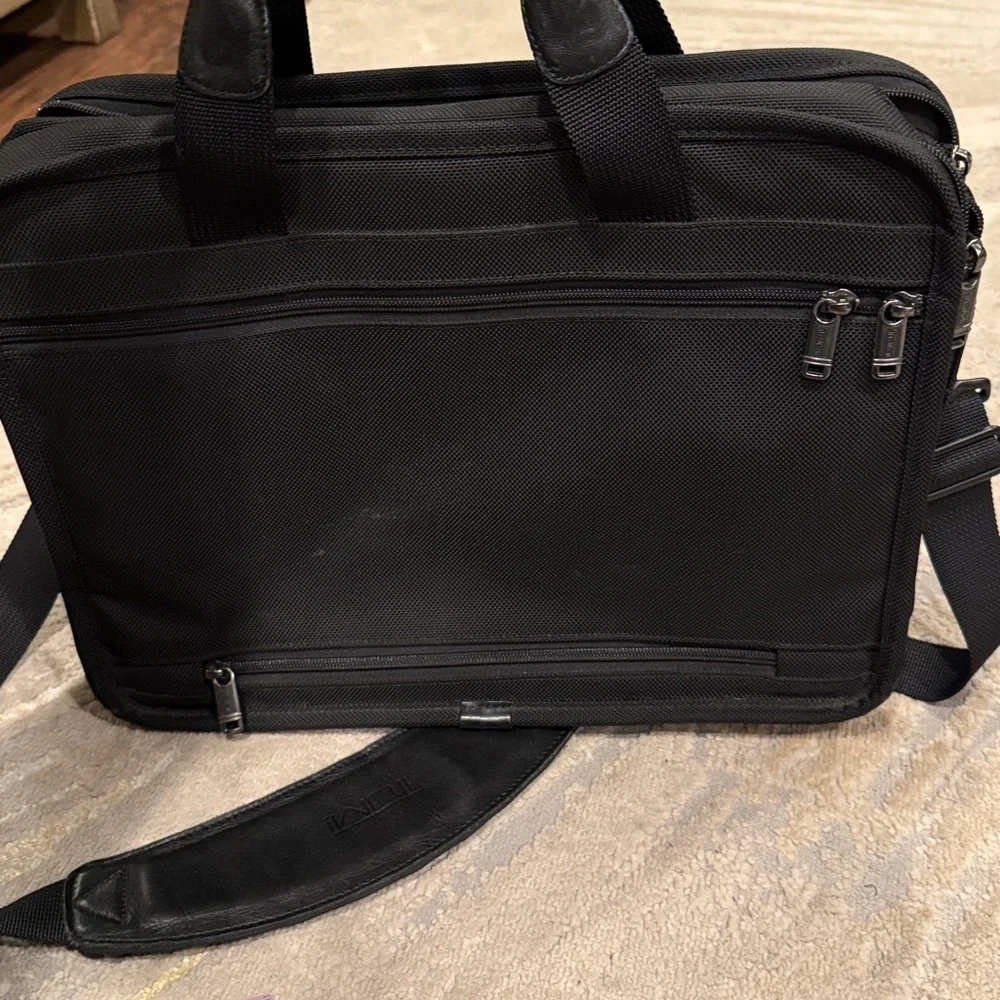 Tumi Laptop Briefcase Messenger Bag Black in EUC plenty of pockets and storage